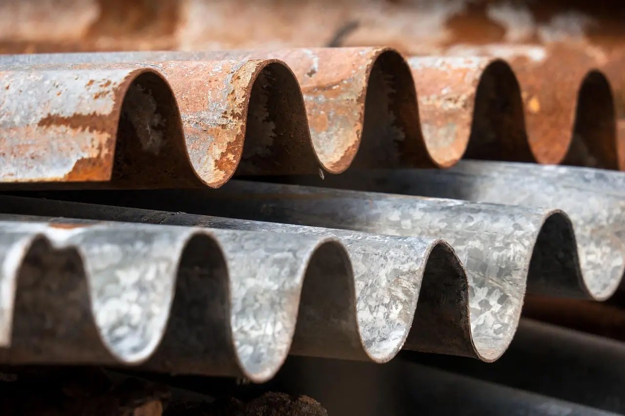 Hvordan skærper jeg min pladesaks?